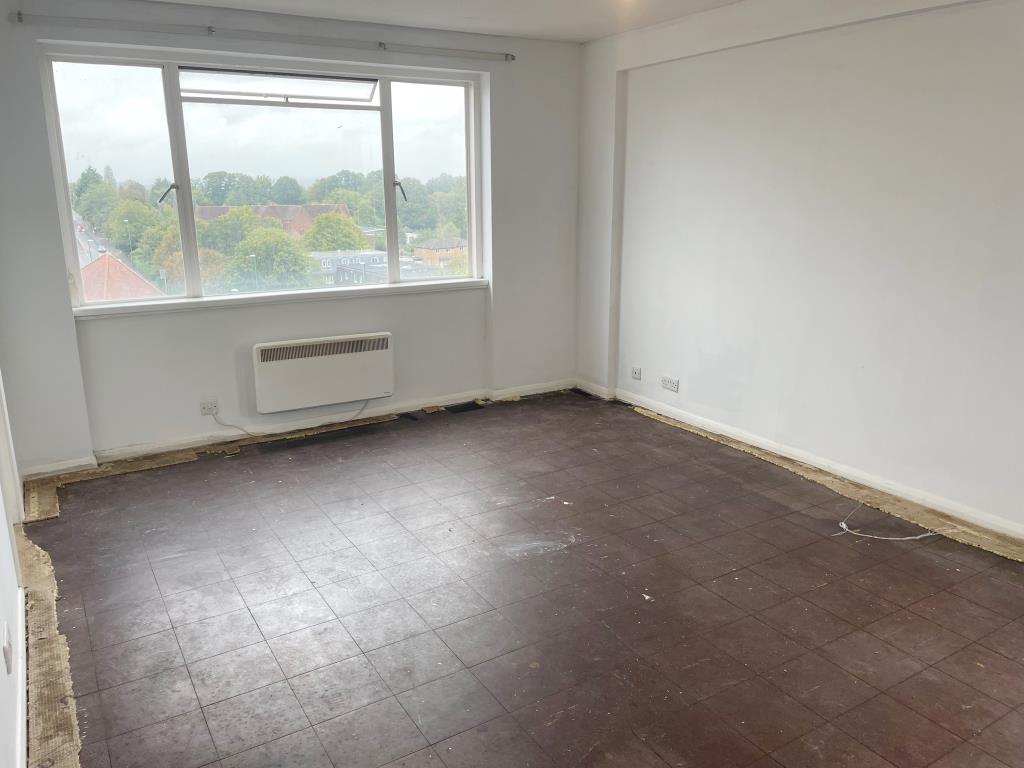 Lot: 48 - TWO-BEDROOM FLAT WITH PARKING IN TOWN CENTRE - Living room with window and easterly view